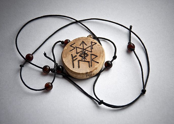 Amulett aus Holz
